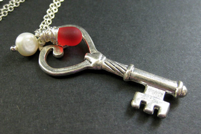 Herz-Schlüssel Halskette in Silber Mit Wire Wrapped Gefrostet Red Teardrop. Charm Halskette. Handmade Schmuck von StumblingOnSainthood