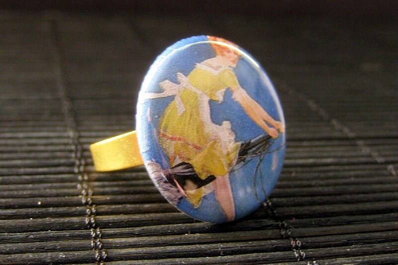 Hexe, Die Einen Vakuumknopfring Mit Mattgoldener, Verstellbarer Ringbasis Reitet. Handgemachter Schmuck Von Stumblingonsainthood. Handmade Schmuck von StumblingOnSainthood