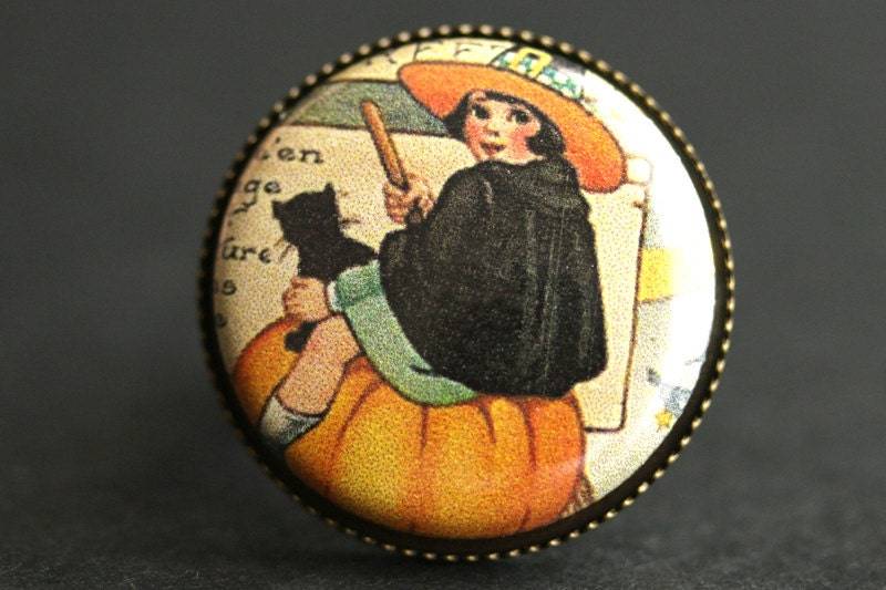 Hexe Ring. Herbst Halloween-Ring. Vintage Print Knopfring. Bronze Verstellbaren Halloween Schmuck. Handmade von StumblingOnSainthood