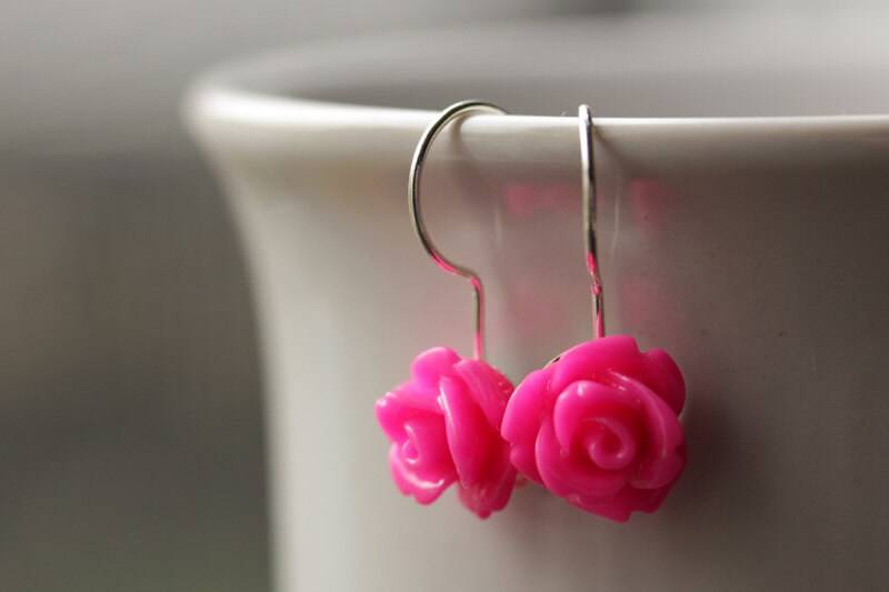 Hot Pink Rose Ohrringe. Baumeln Pinke Blumen Silber Ohrstecker. Schmuck von StumblingOnSainthood