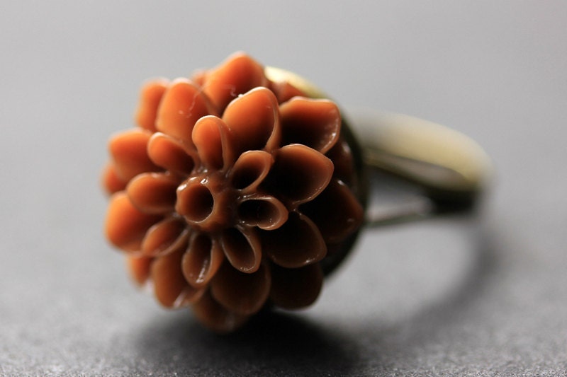 Hübscher Blumen Ring. Vergoldete Chrysantheme Verstellbar Schokobraune Verstellbarer Handgefertigte Schmuck von StumblingOnSainthood