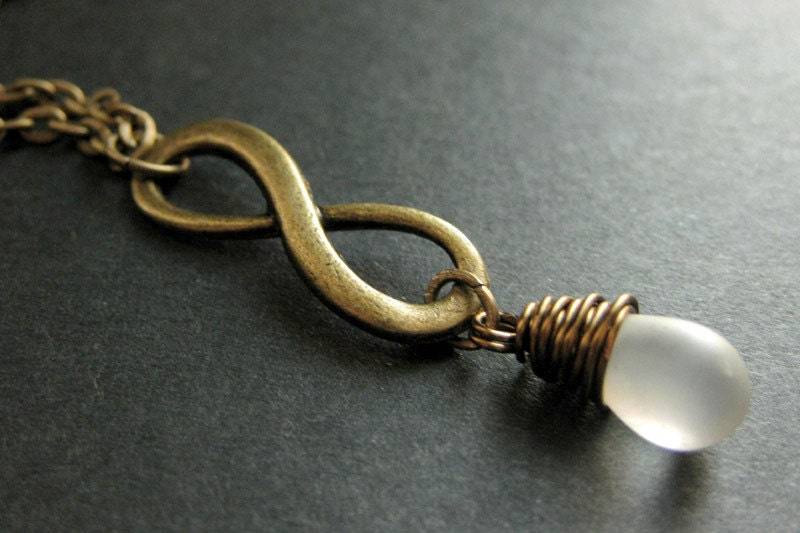 Infinity Halskette. Gefrostete Tropfen-Halskette. Unendlich Bronze Handmade Schmuck. | Wählen Sie Ihre Farbe von StumblingOnSainthood