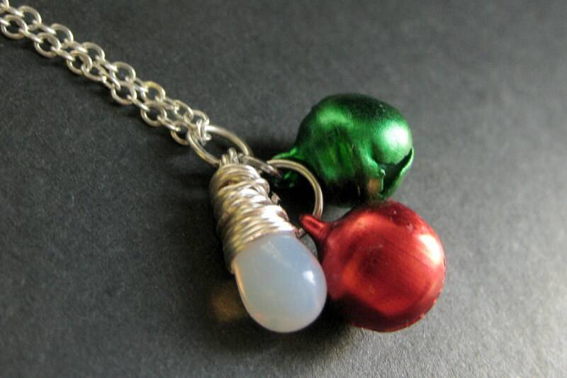 Jingle Bells Halskette. Rot Und Grün Silber Weihnachtskette. Handmade Schmuck von StumblingOnSainthood
