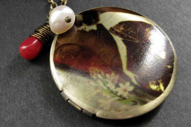 Jugendstil Medaillon Halskette. Bettelkette Mit Tropfen Aus Roter Koralle Und Süsswasserperle. Handmade Schmuck von StumblingOnSainthood