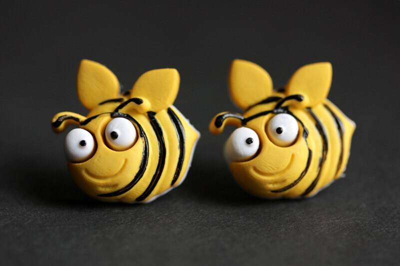Käfer Ohrringe. Gelbe Hummel Knopf Schmuck. Ohrstecker. Post von StumblingOnSainthood