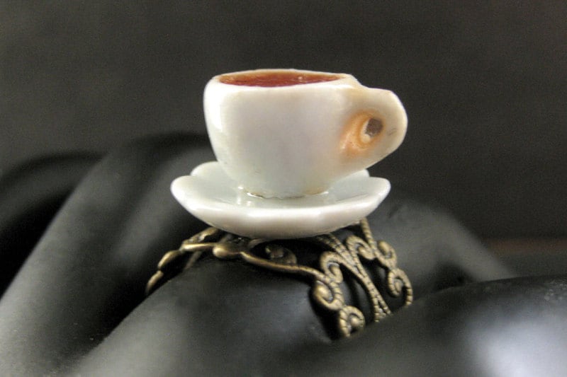 Kaffee Tasse Ring. Diner Kaffee. Weißer Teetassenring Mit Resin Füllung. Bronze Verstellbaren Handmade Schmuck von StumblingOnSainthood