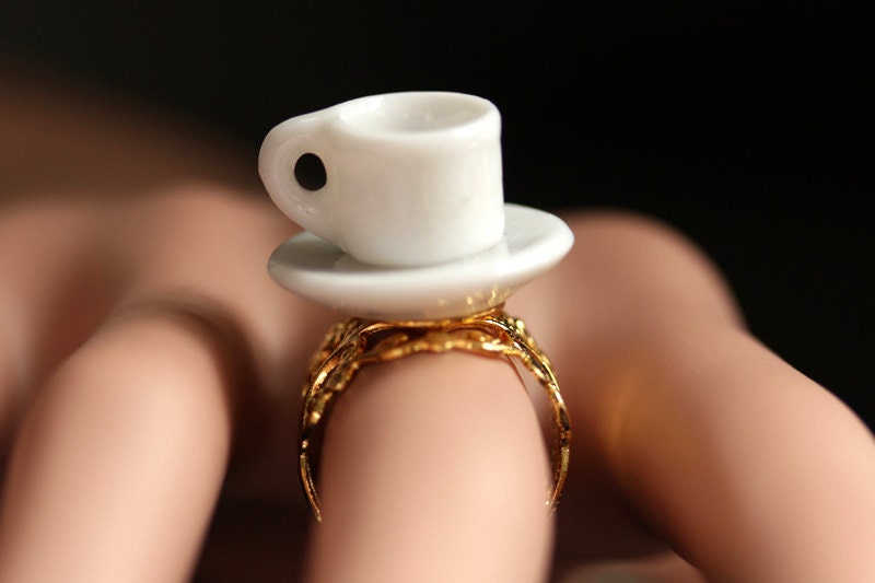 Kaffee Tasse Ring. Porzellan Und Untertasse Weißer Schalenring. Gold Verstellbarer Vergoldeter Handgemachte von StumblingOnSainthood