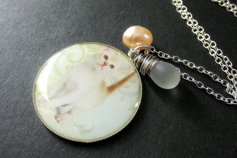 Katze Halskette. Halskette Mit Weißes Kätzchen Gefrosteter Tropfenform Und Pfirsichfarbener Süßwasserperle. Handmade Schmuck von StumblingOnSainthood