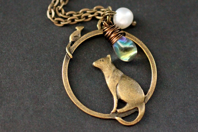Katze Halskette. Katz Und Maus Halskette Mit Glastropfen Süsswasserperle. Bronze Kette. Charm Handmade Schmuck von StumblingOnSainthood
