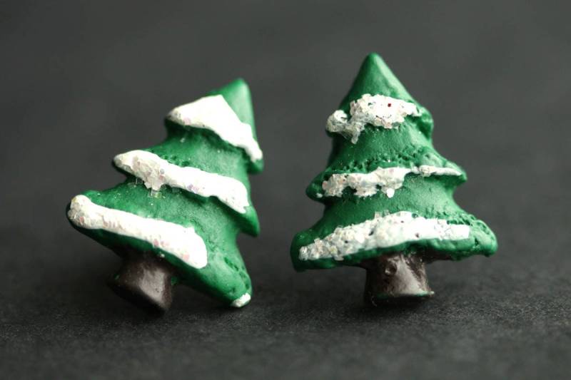 Kiefer Baum Ohrringe. Verschneiter Wald Grüne Schnee Winter Bronze Post Handmade Schmuck von StumblingOnSainthood