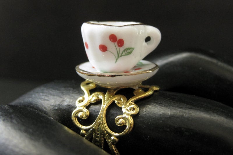 Kirsch Teetasse Ring. Porzellan Ring Mit Kirschen. Gold Filigrane Verstellbaren Handmade Schmuck Kirsch Teetasse Ring. Porzellan Ring Mit Kirschen. Gold Filigrane Verstellbaren Handmade Schmuck von StumblingOnSainthood