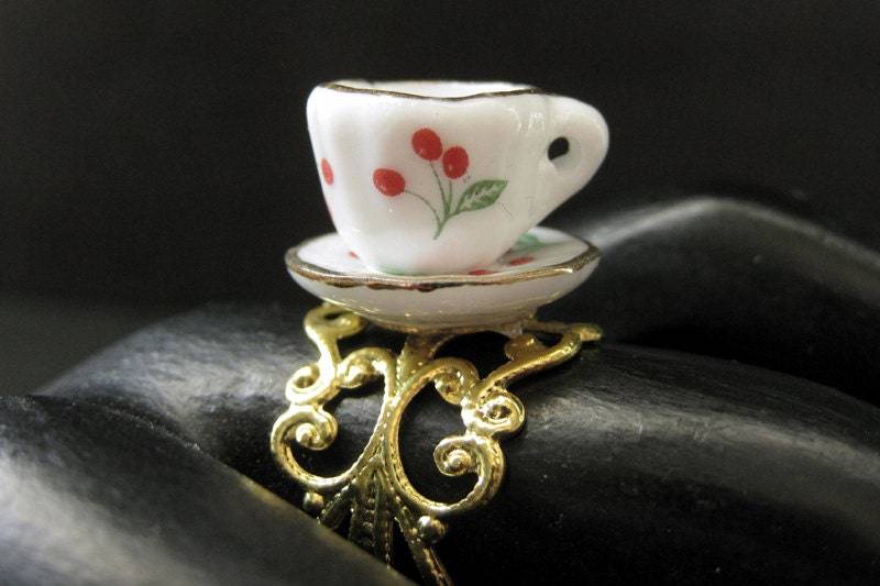 Kirsch Teetasse Ring. Porzellan Ring Mit Kirschen. Gold Filigrane Verstellbaren Handmade Schmuck von StumblingOnSainthood