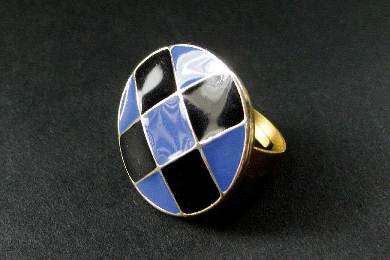 Knopfring. Schwarz-Blau Karierter Vintage Knopfring in Gold. Verstellbarer Ring. Handmade Schmuck von StumblingOnSainthood