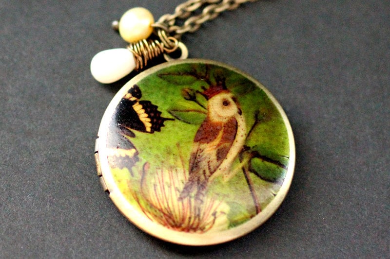 König Eule Locket Halskette. Eulen Halskette Mit Weißer Koralle in Tropfenform Und Süsswasserperle. Eulen-Medaillon. Handmade Schmuck von StumblingOnSainthood