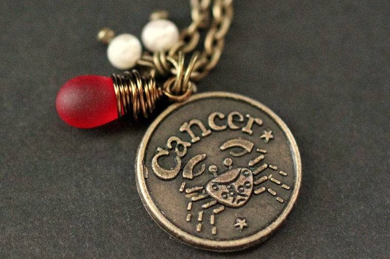 Krebs-Astrologie-Halskette. Sternzeichen-Halskette Mit Glastropfen Und Süßwasserperle. Krebs Horoskop Halskette. Handmade Schmuck von StumblingOnSainthood