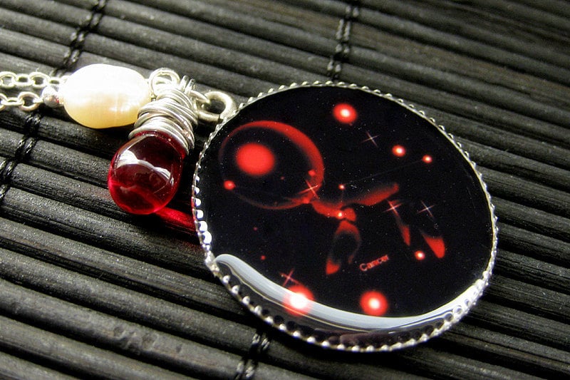 Krebs Sternzeichen Halskette. Sun Charm Anhänger in Rot Handmade Schmuck von StumblingOnSainthood