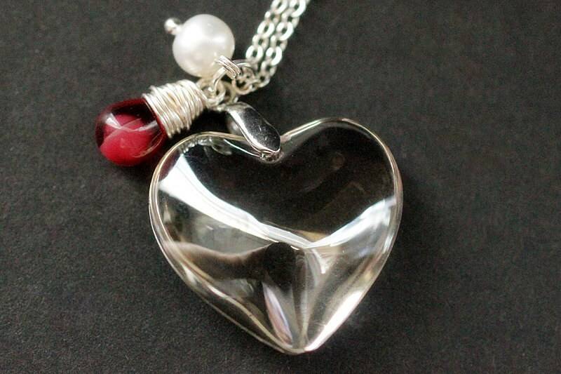 Kristall Herz Halskette. Irisierende Klarglas Halskette Mit Himbeere Teardrop Und Süsswasserperle. Handmade Schmuck von StumblingOnSainthood