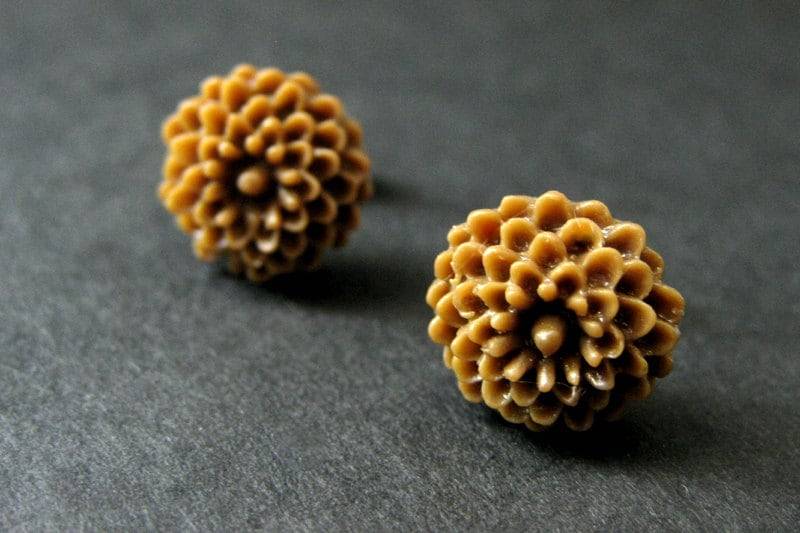 Latte Brown Mini Mum Ohrringe. Braune Silber Ohrstecker. Blumen Kleine Handmade Schmuck von StumblingOnSainthood