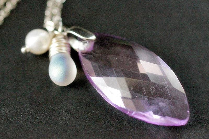 Lavendel Kristall Halskette. Halskette Mit Süsswasserperle Und Gefrosteter Tropfen. Lila Kristallhalskette. Handmade Schmuck von StumblingOnSainthood
