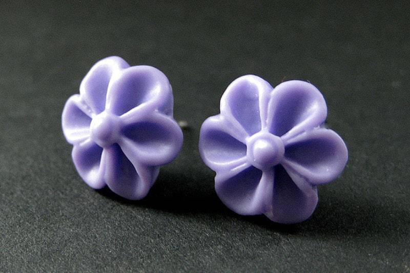 Lavendel Lila Blumen Ohrringe Mit Silber Ohrsteckern. Outie Knopf Blume Schmuck. Handmade von StumblingOnSainthood
