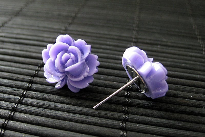 Lavendel Lotus Blume Ohrringe in Harz Mit Silber Ohrstecker. Handgemachter Schmuck Von Stumbling On Sainthood. Handmade Schmuck von StumblingOnSainthood