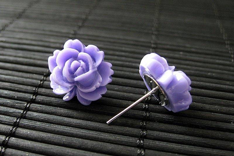 Lavendel Lotus Blume Ohrringe in Harz Mit Silber Ohrstecker. Handgemachter Schmuck Von Stumbling On Sainthood. Handmade Schmuck von StumblingOnSainthood