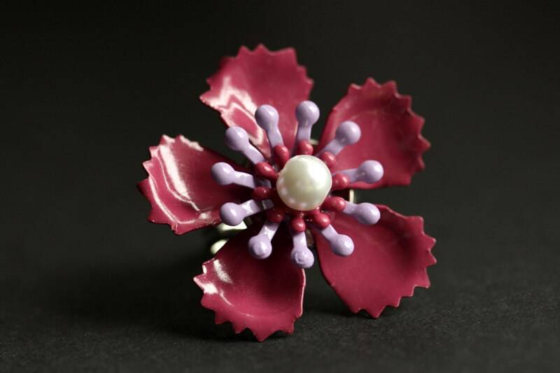 Lavendel Und Pflaume Blume Ring. Metall Großer Cocktail-Ring. Silber Ring Verstellbar. Blumen Handmade Schmuck von StumblingOnSainthood