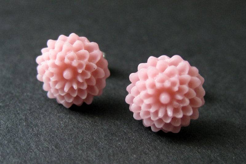 Leichte Antik Rosa Mini Mum Ohrringe. Hellrosa Silber Ohrstecker. Blumen-Ohrringe. Kleine von StumblingOnSainthood