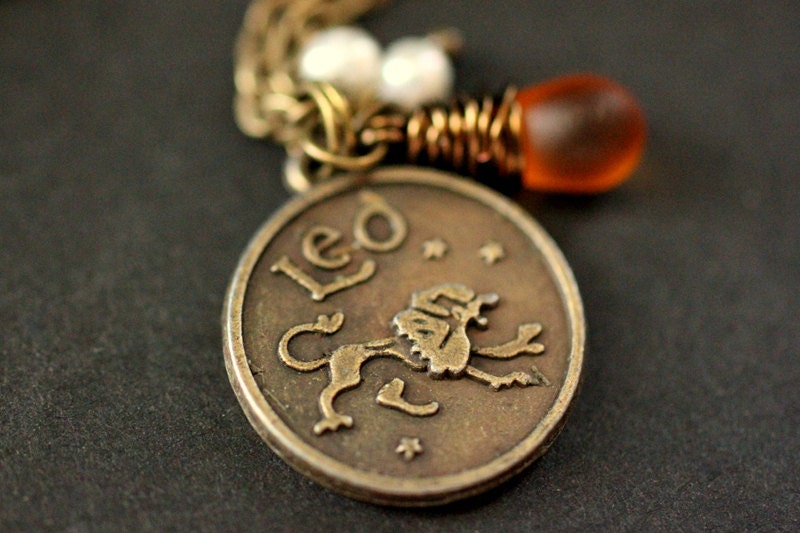 Leo Astrologie Halskette. Sternzeichen-Halskette Mit Glastropfen Und Süßwasserperle. Löwe Horoskop Handmade Schmuck von StumblingOnSainthood