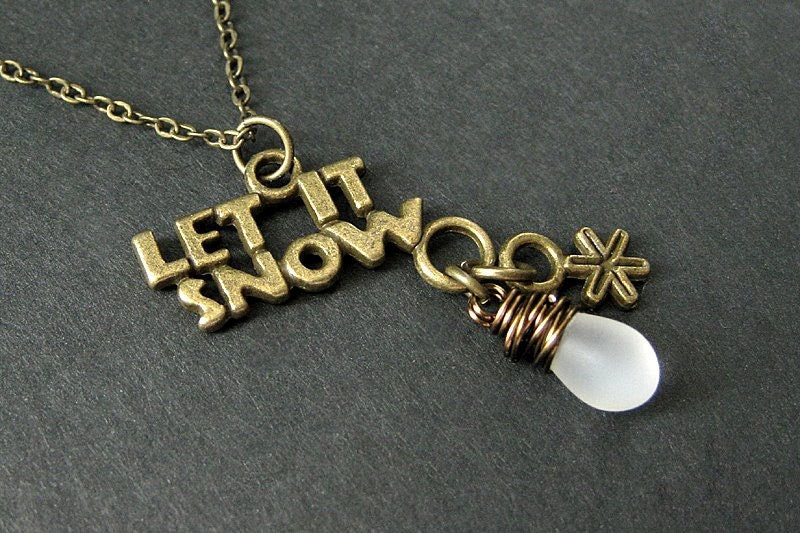 "Let It Snow Anhänger "Let Snow" Mit Schneeflocken Und Wire Wrapped Frosted Teardrop." Handmade Schmuck von StumblingOnSainthood