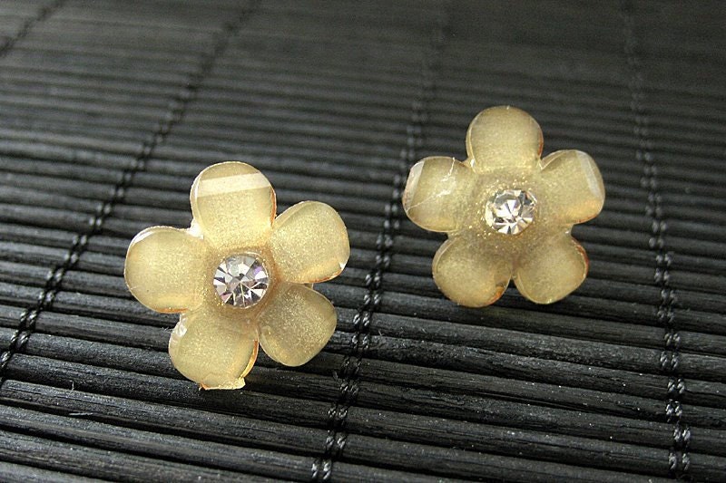 Letztes Paar. Apricot-Gelbe Blumen-Ohrringe Mit Bronze Post Ohrringe Und Strass. Handmade Schmuck von StumblingOnSainthood