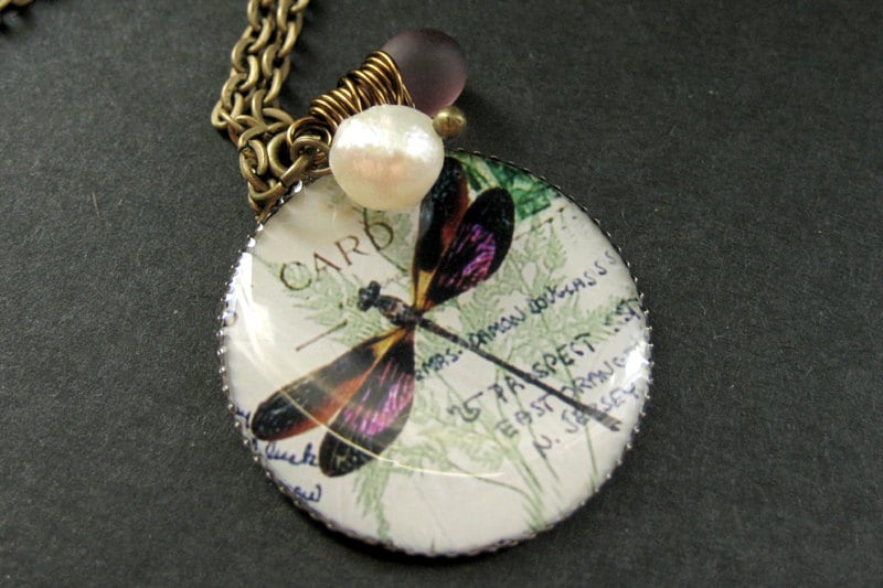 Libelle Halskette. Libellenanhänger Mit Violetter Tropfenförmiger Und Süßwasserperle. Handmade Schmuck von StumblingOnSainthood