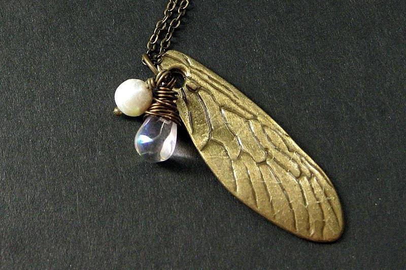 Libellenflügel Halskette. Bronze Charm Halskette Mit Klarer Träne Und Süßwasserperle. Handmade Schmuck von StumblingOnSainthood