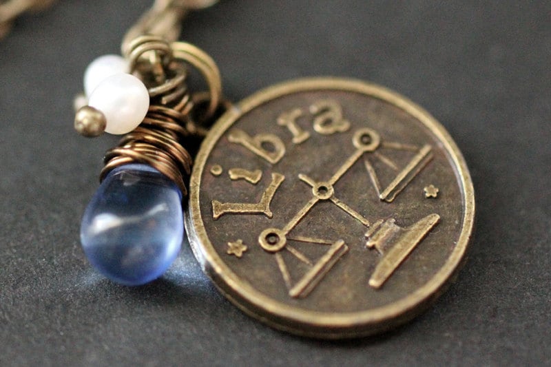 Libra Astrologie Halskette. Sternzeichen-Halskette Mit Glastropfen Und Süßwasserperle. Waage Horoskop Handmade Schmuck von StumblingOnSainthood