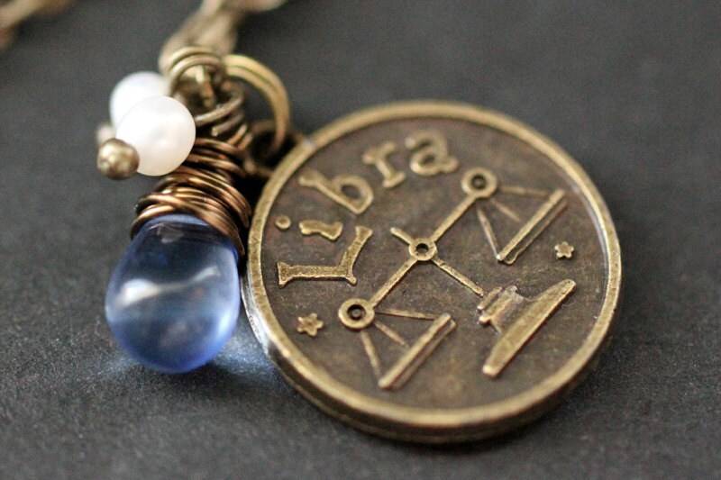 Libra Astrologie Halskette. Sternzeichen-Halskette Mit Glastropfen Und Süßwasserperle. Waage Horoskop Handmade Schmuck von StumblingOnSainthood