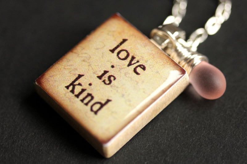 Liebe Ist Art Halskette. Scrabble-Kachel-Halskette. Love Charm Halskette Mit Glastropfen. Handmade Schmuck von StumblingOnSainthood