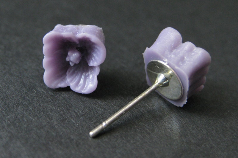 Lila Hartriegel Blumen Ohrringe. Silber Ohrstecker. Blüten Handmade Schmuck von StumblingOnSainthood