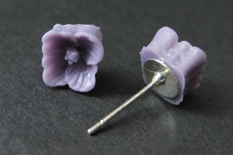Lila Hartriegel Blumen Ohrringe. Silber Ohrstecker. Blüten Handmade Schmuck von StumblingOnSainthood