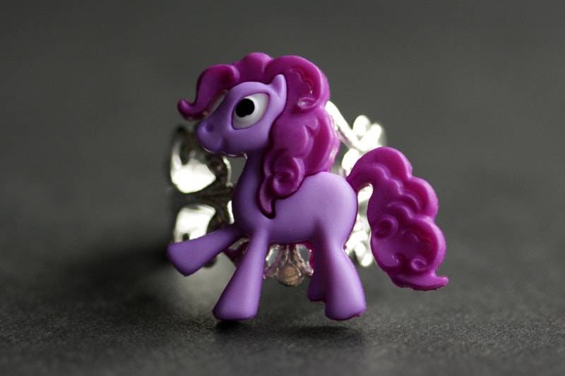 Lila Pony Ring. Pferde Verstellbarer Handgemachte Knopfring. Silber Handmade Schmuck von StumblingOnSainthood