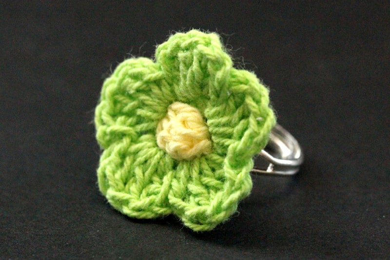 Lime Grüner Strickblumen Ring. Verstellbar Gehäkelte Blumen Silber Ring Verstellbar. Handmade Schmuck von StumblingOnSainthood