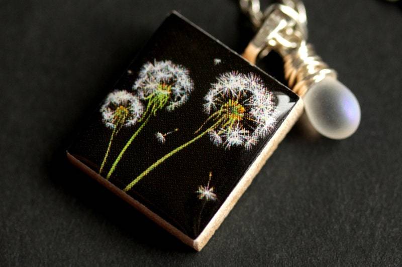 Löwenzahn-Halskette. Machen Sie Eine Wunsch-Halskette. Scrabble Halskette Mit Mattem Glastropfen. Scrabble-Halskette. Handmade Schmuck von StumblingOnSainthood