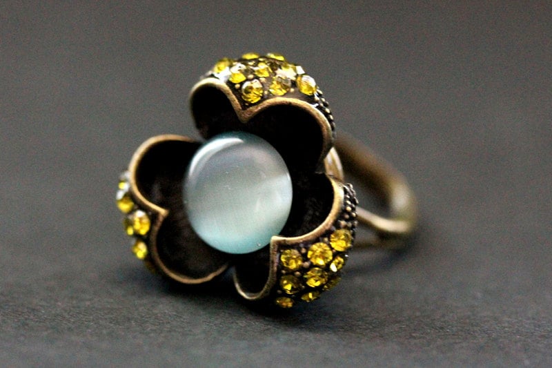 Lotus Blume Ring in Bronze. Strass Und Katzenauge Knopfring Olive Blau. Größenverstellbar von StumblingOnSainthood