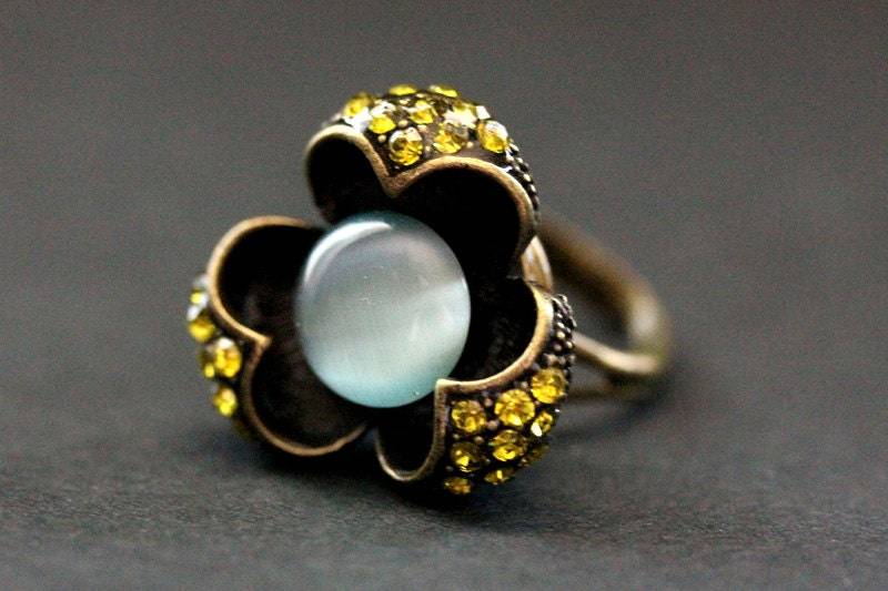 Lotus Blume Ring in Bronze. Strass Und Katzenauge Knopfring Olive Blau. Größenverstellbar von StumblingOnSainthood