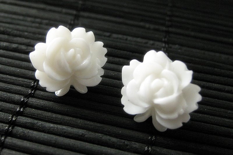 Lotus Rose Ohrringe in Weiß Mit Silber Post Ohrringe. Blumenschmuck Von Stumblingonsainthood. Handmade Schmuck von StumblingOnSainthood