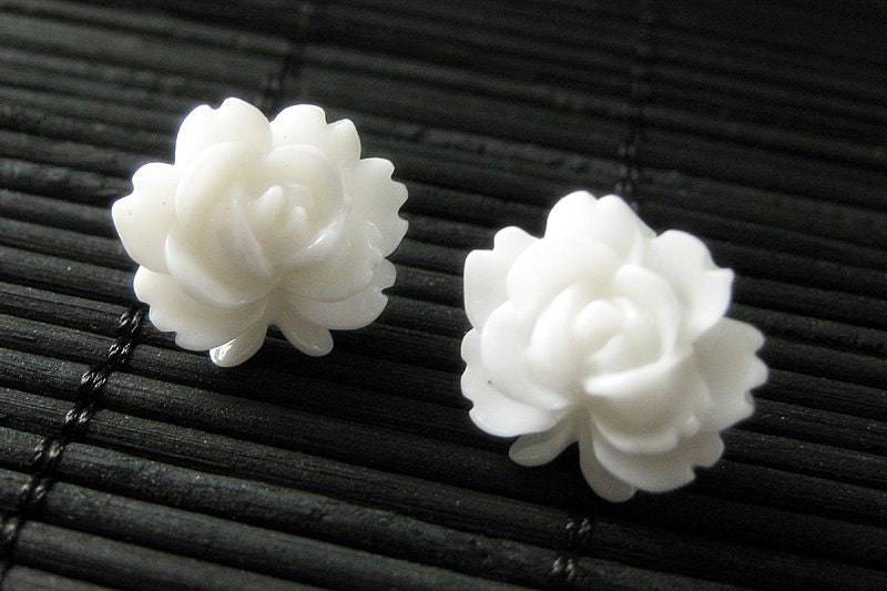 Lotus Rose Ohrringe in Weiß Mit Silber Post Ohrringe. Blumenschmuck Von Stumblingonsainthood. Handmade Schmuck von StumblingOnSainthood