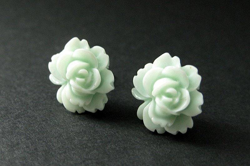 Lotusblüten-Ohrringe in Hellem Aqua Und Silber-Ohrstecker. Blumen Schmuck. Handmade von StumblingOnSainthood