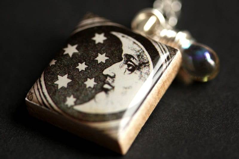 Mann Im Mond Halskette. Scrabblestein-Halskette Mit Glastropfen. Handmade Schmuck von StumblingOnSainthood