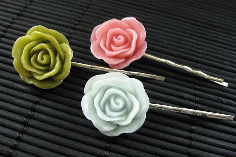 Marias Sommerkleid Inspirierte Rosen-Haarspangen in Eisblau, Grün Und Pink von StumblingOnSainthood