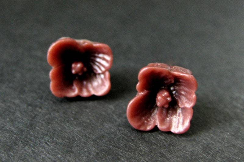 Maroon Hartriegel Blumen Ohrringe. Dunkelrote Kastanienbraune Silber Ohrstecker. Blüten Handmade Schmuck von StumblingOnSainthood