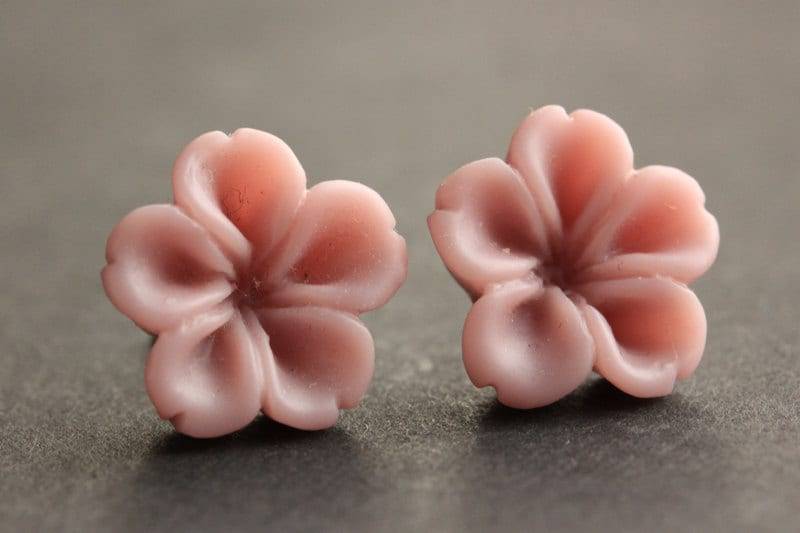 Mauve Pink Blumen Ohrringe. Silber Ohrstecker. Innie Blume Knopf Schmuck von StumblingOnSainthood